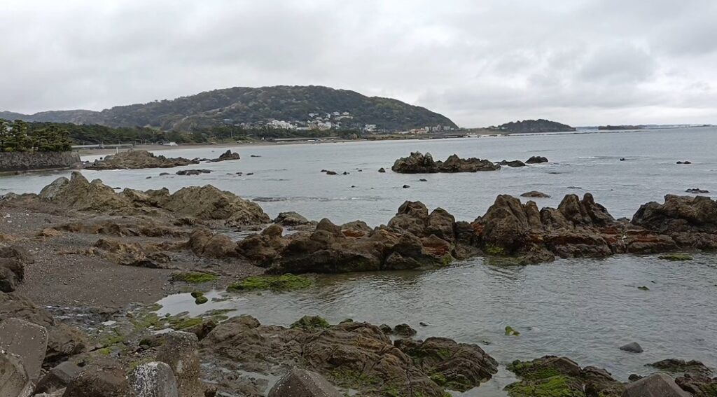 雨の葉山の海で